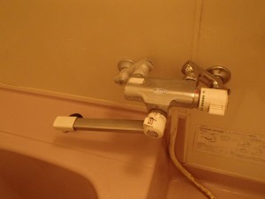 浴室水栓も古くシャワーホースからの水漏れがありました。