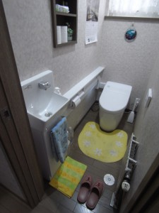 先に交換した１階のトイレ。手洗い器付きカウンターを設置しました。
