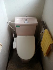 ２０年前のトイレ。ウォシュレットは他社製で取付していました。給水配管から漏水をしており、床が腐っている状況でした。